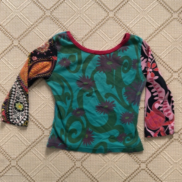 CUSTO BARCELONA printed top, four prints, 3/4 sleeve and v-neck, size small ❤️ - Picture 3 of 4